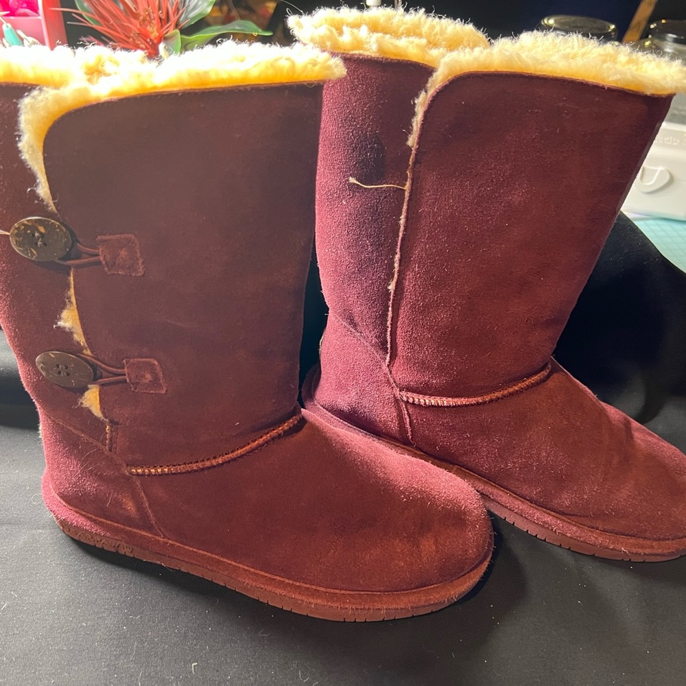 Used Bearpaw boots